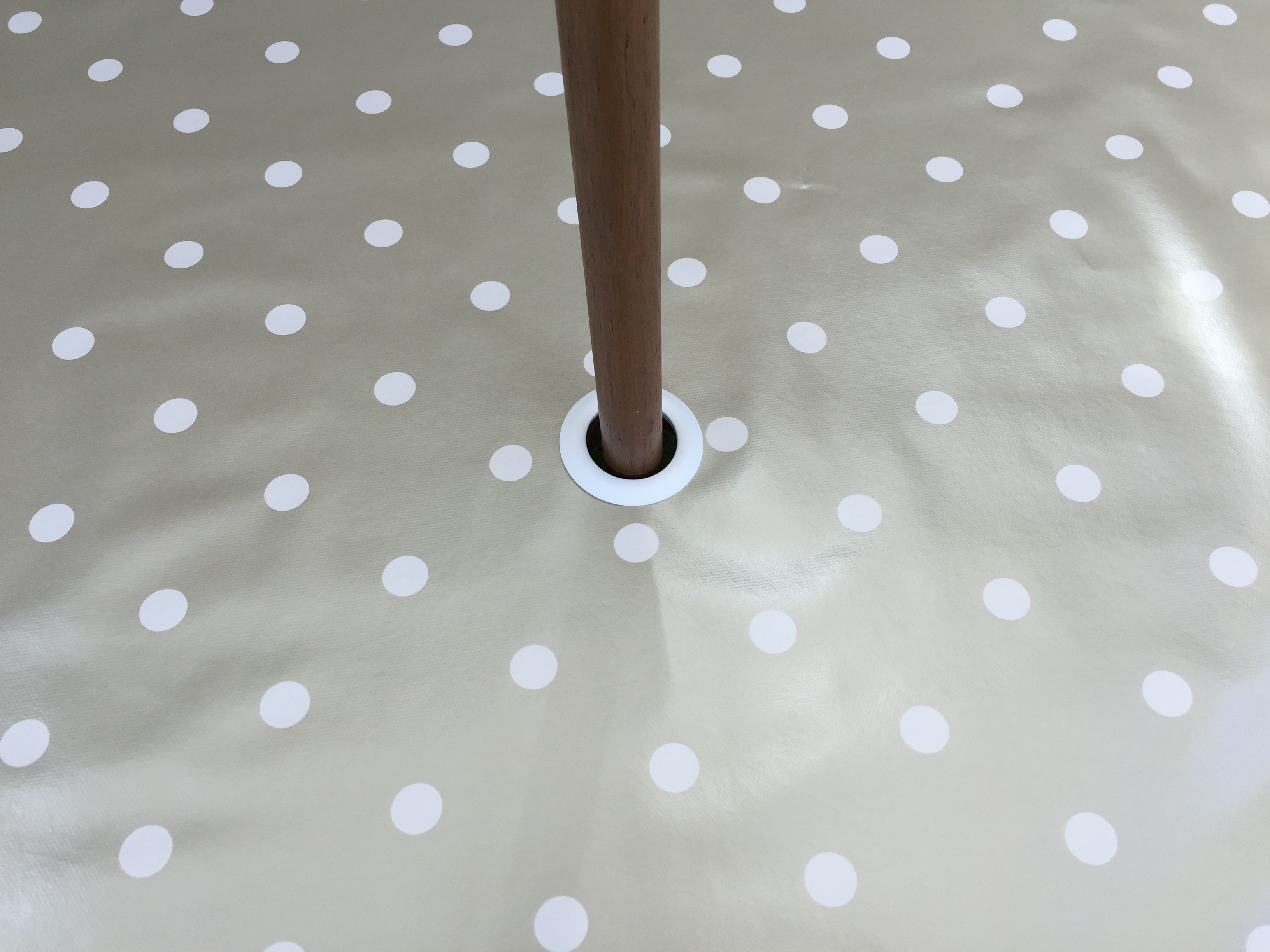140CM ROUND WIPE CLEAN PVC TABLECLOTH WITH PARASOL HOLE RED & WHITE POLKA DOT 